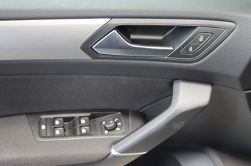 Volkswagen Touran 2.0 DSG R-Line 7-Sitze AHK Kamera