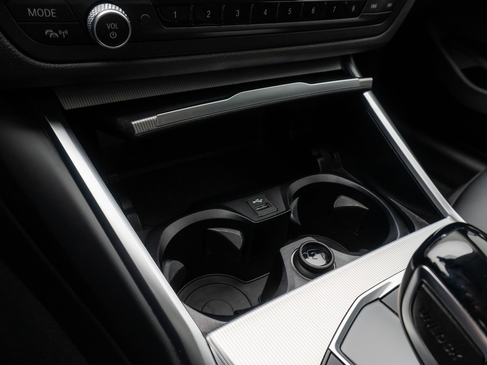Fahrzeugabbildung BMW 320d DAB HiFi PDC Alarm Sport Geschwindigkeitsre