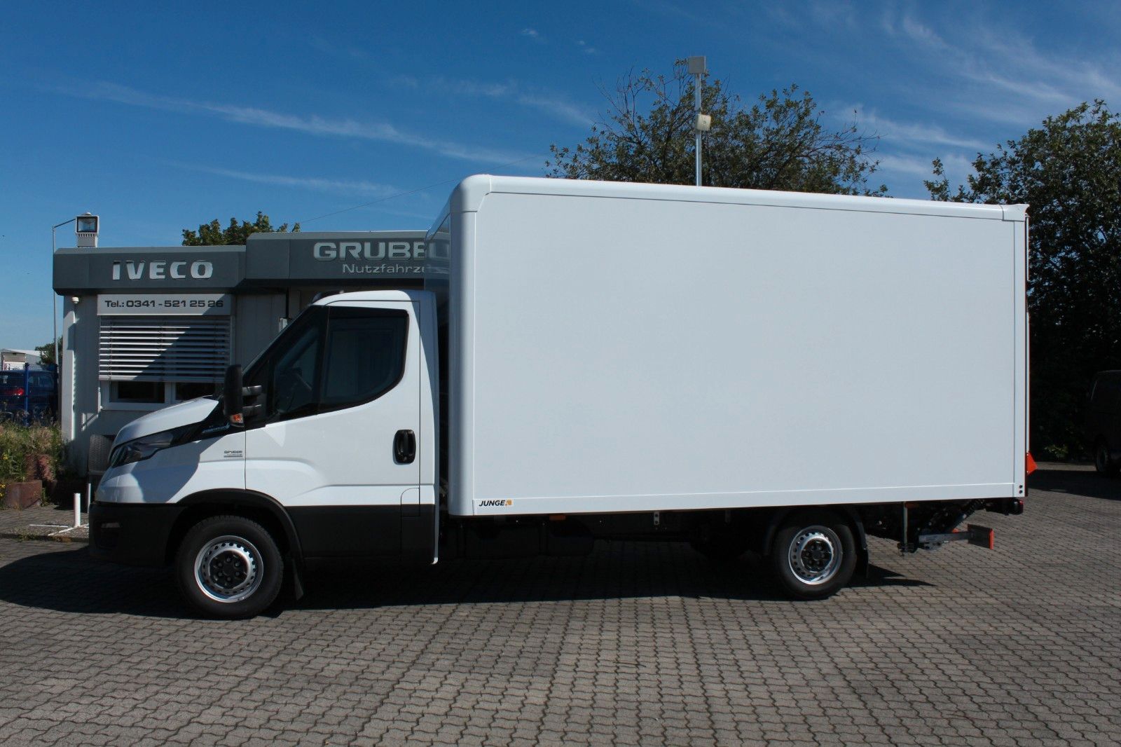 Fahrzeugabbildung Iveco Daily 35S16A8 Koffer mit Lbw 500 kg