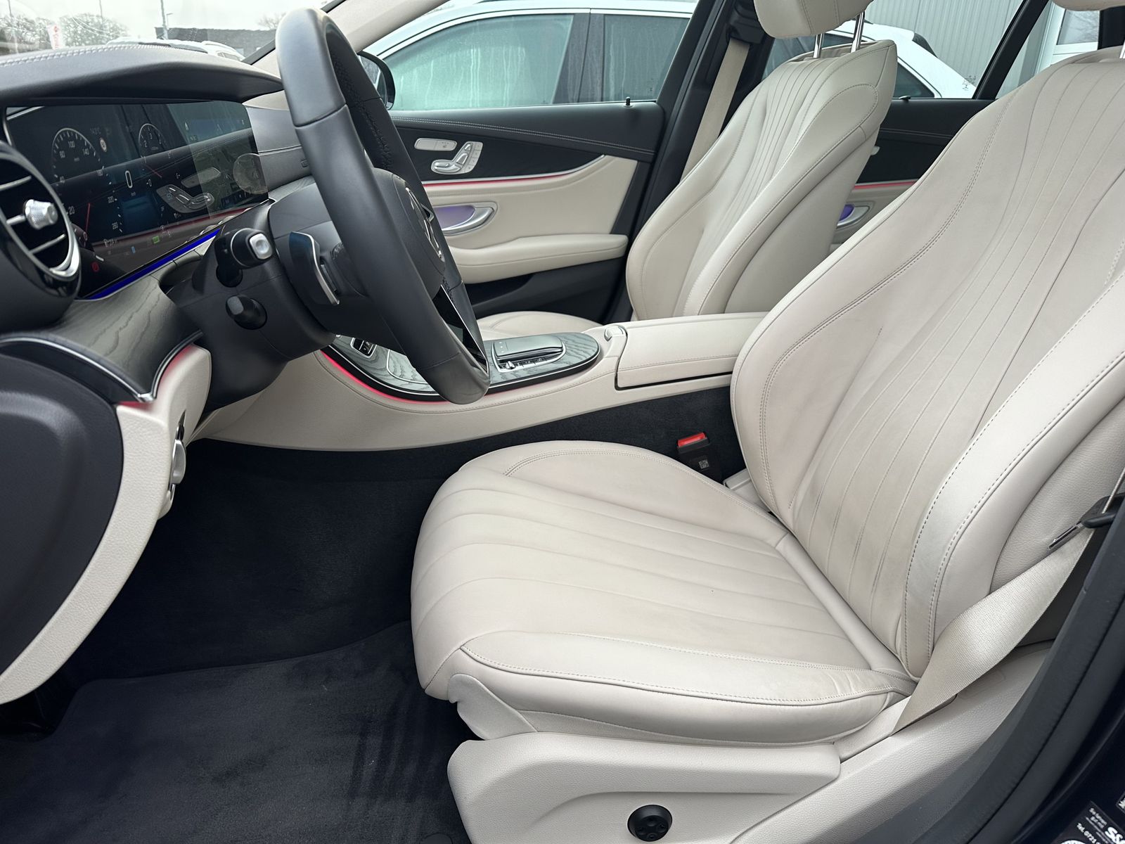 Fahrzeugabbildung Mercedes-Benz E 300de T AMG-Line NAV+LED+PANO+BURMESTER+KAMERA