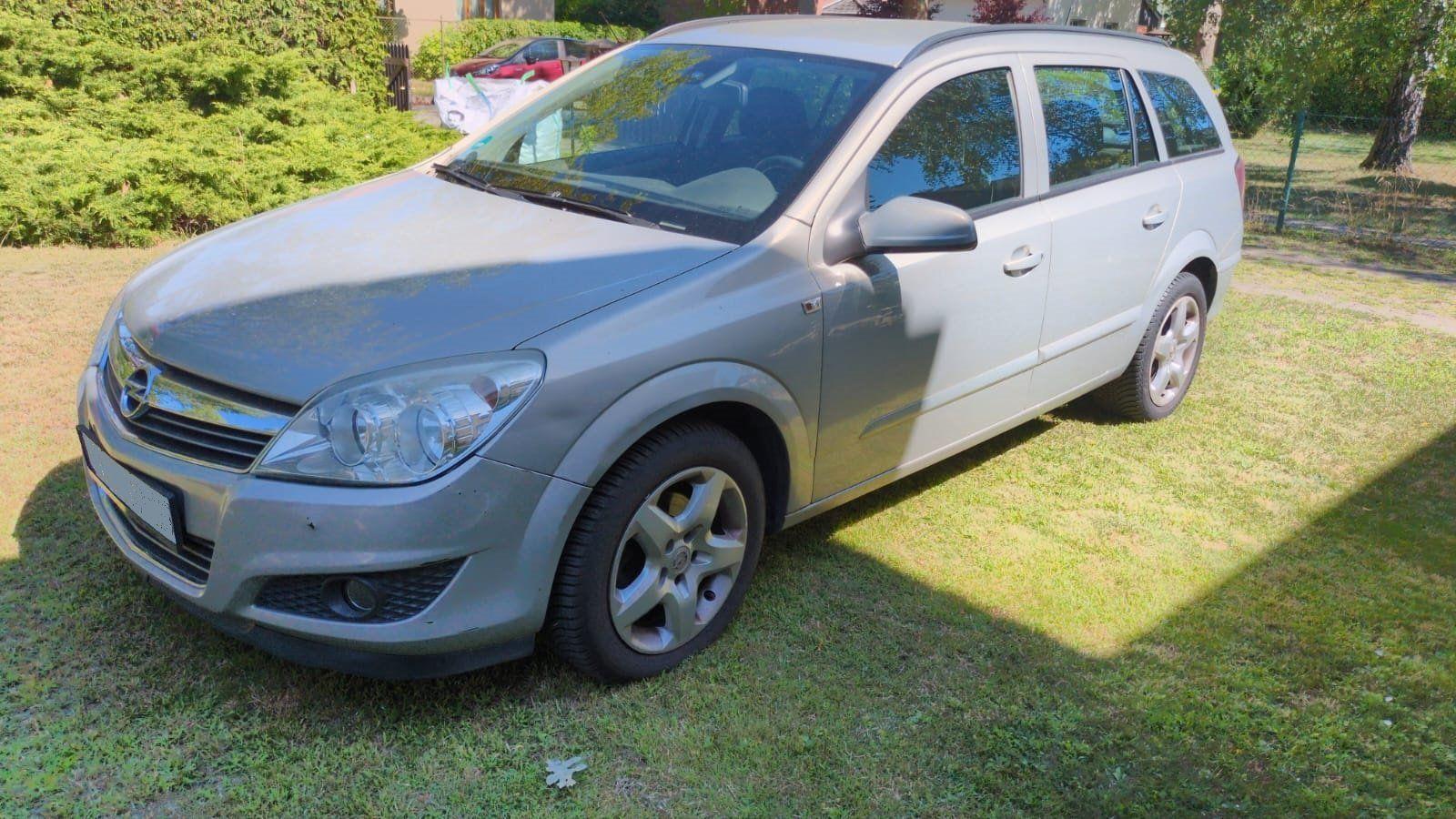 Opel Astra 2007 — rear view