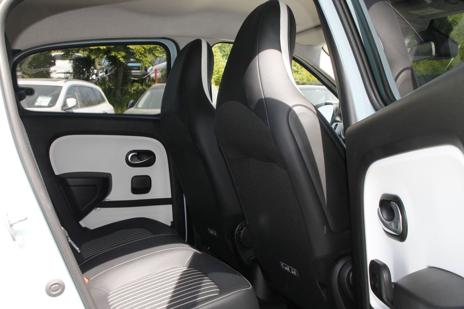 Fahrzeugabbildung Renault Twingo E-TECH elektrisch Techno