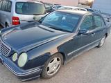Mercedes-Benz MERCEDES E240 W210 2001  Facelift V6 Schal... - gebrauchte Mercedes-Benz E 240 aus dem Jahr 2001