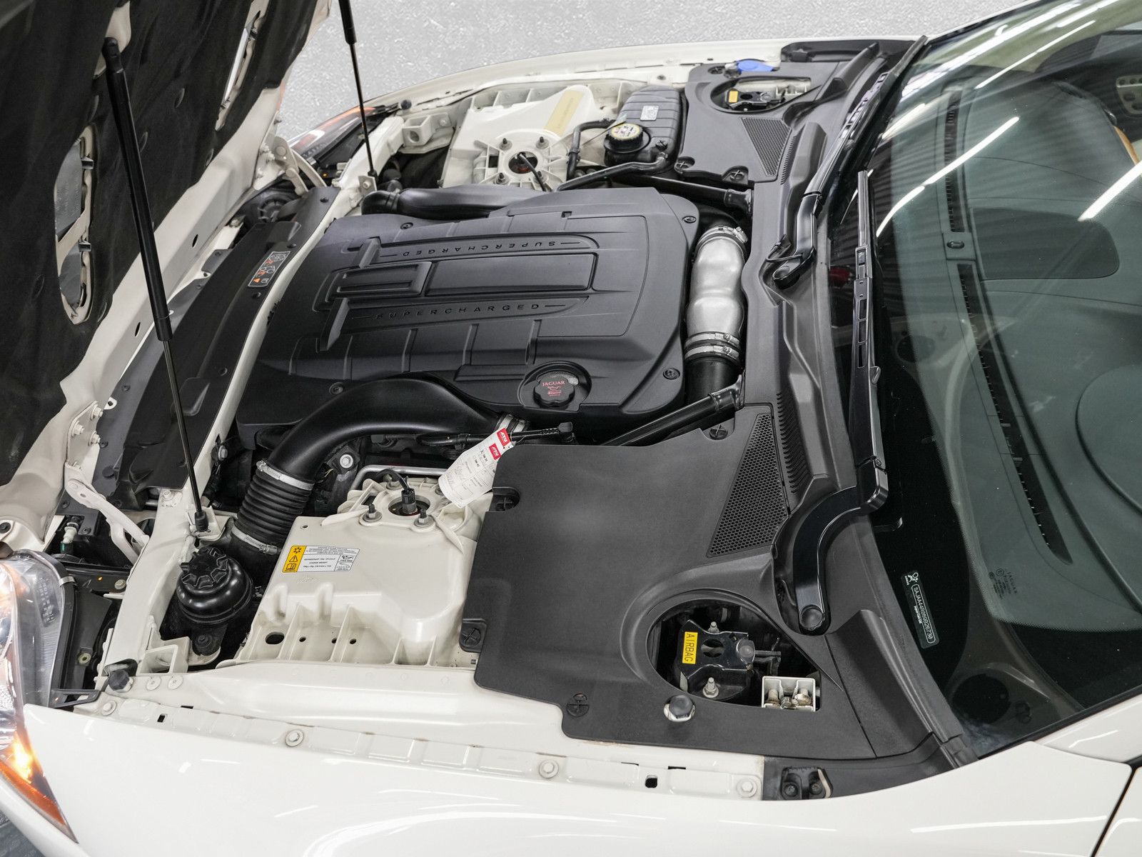 Fahrzeugabbildung Jaguar XKR Cabrio - CATS|20"|Bi-Xenon+aktiv.KL|ALPINE