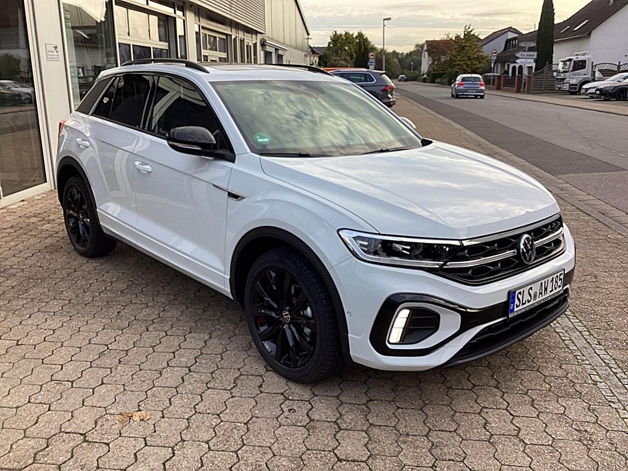 Fahrzeugabbildung Volkswagen T-Roc R-Line 1.5 TSI DSG ACC Matrix Pano