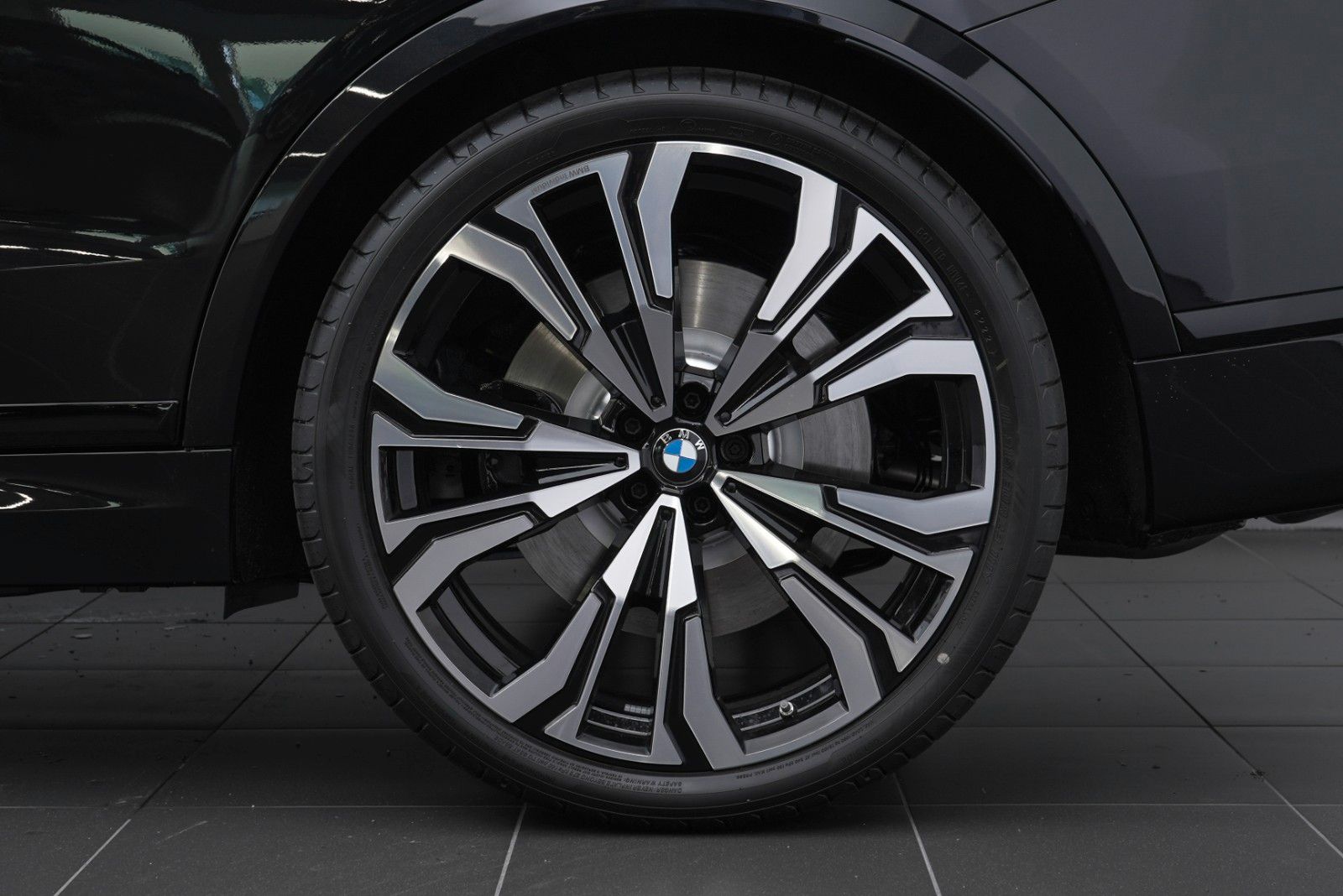 Fahrzeugabbildung BMW X7 M60i EXCLUSIVE/B&W/MSPORT/FULL/CARBON/MY23