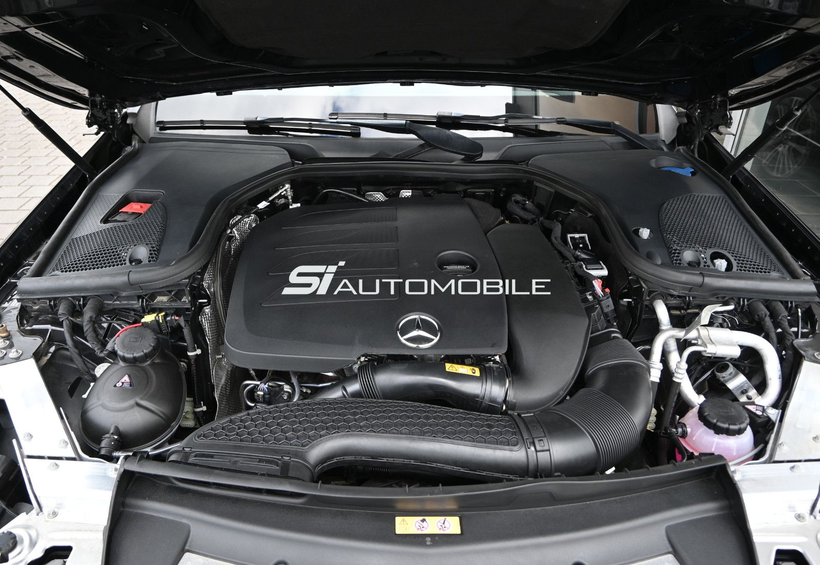 Fahrzeugabbildung Mercedes-Benz E 200 4Mat. T NIGHT °ACC°AHK°BURM°HUD°STANDHEIZ°
