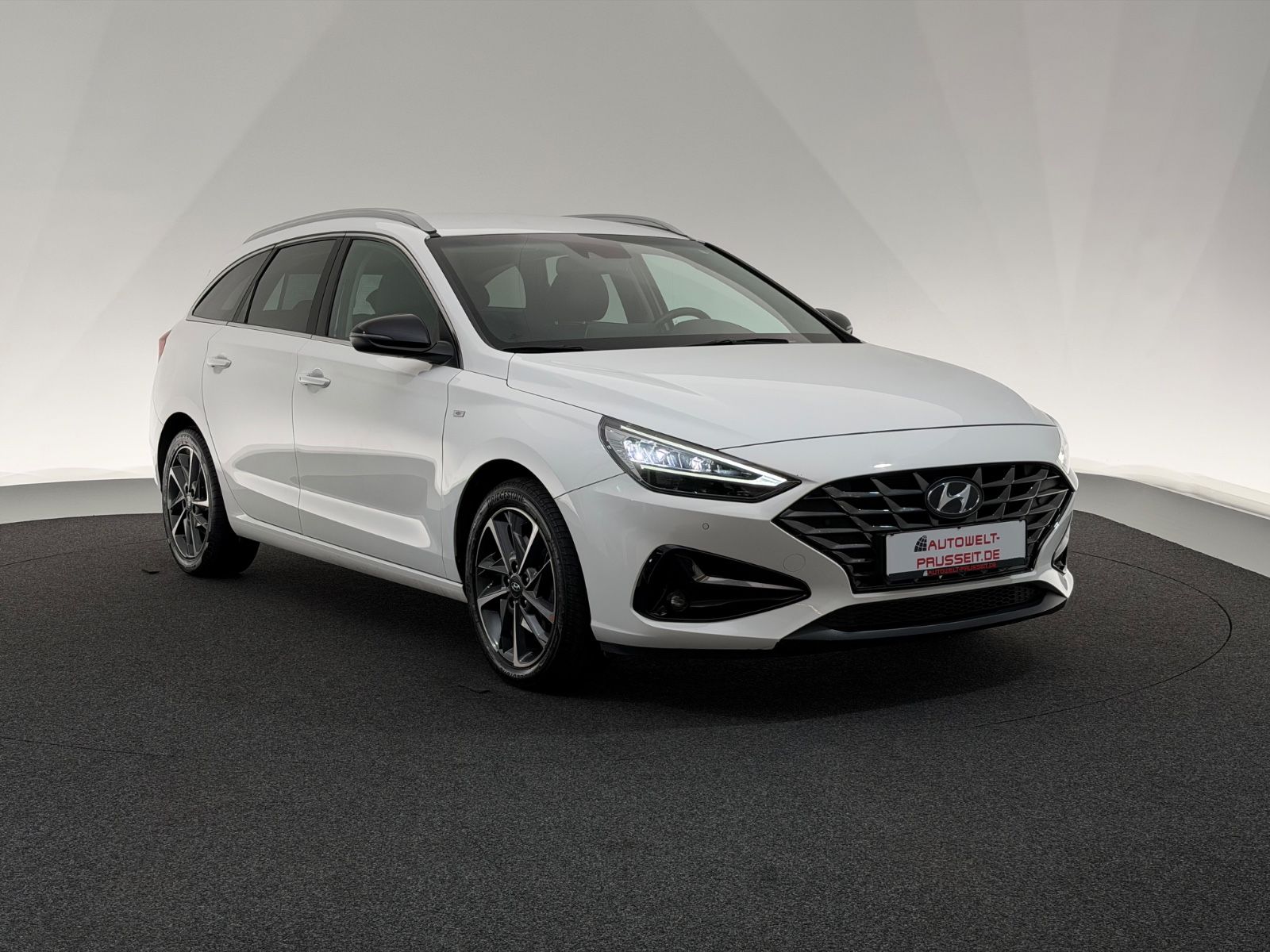 Gebrauchtwagen Hyundai i30 i30 cw 1.6 CRDI*TREND*TEMPO-LED-SBL-APPLE-R.KAM in Horb am Neckar