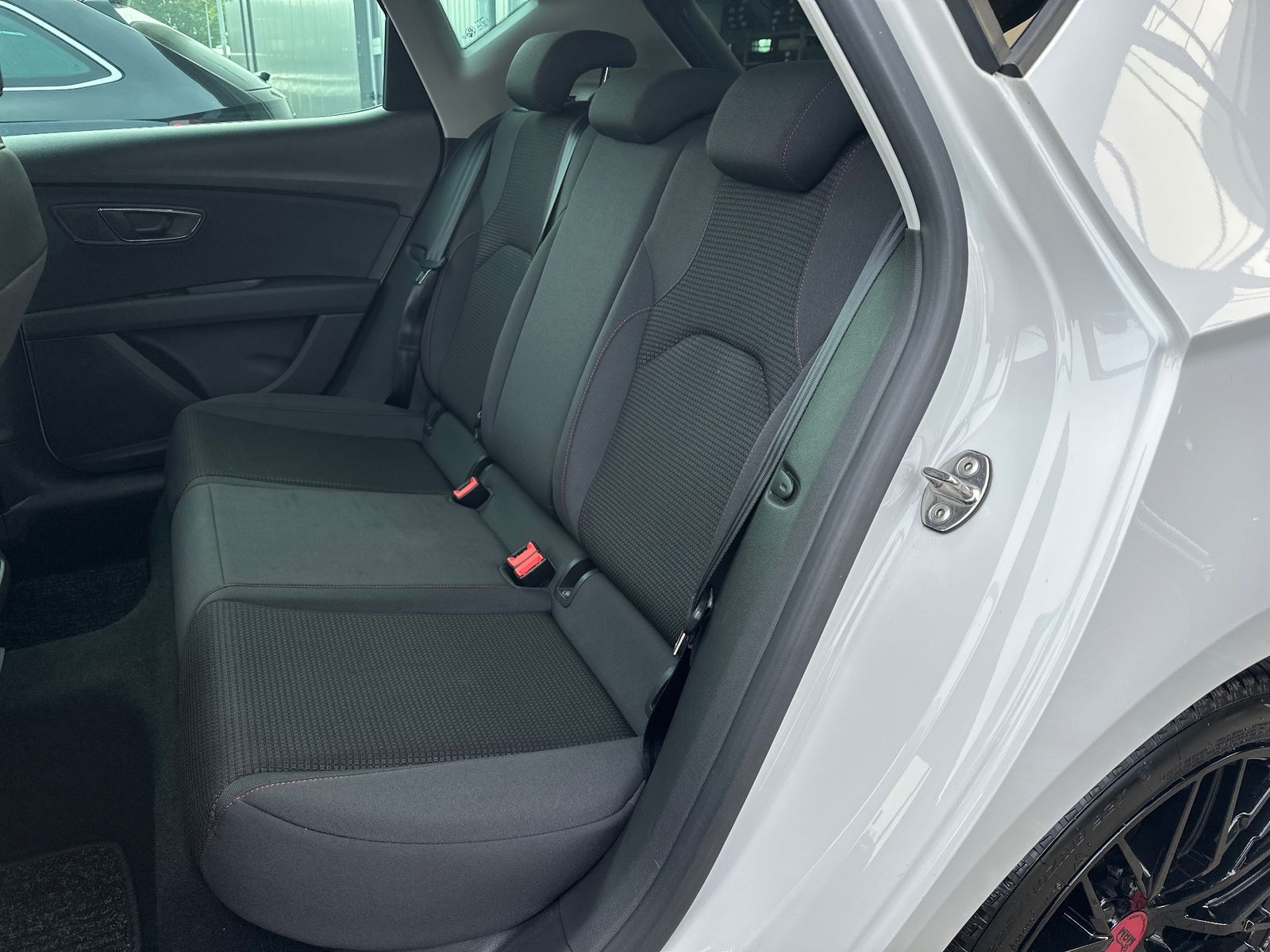 Fahrzeugabbildung SEAT Leon 1.5 TSI FR NAV+LED+SHZ+PANO+DAB+BEATS+18Zo
