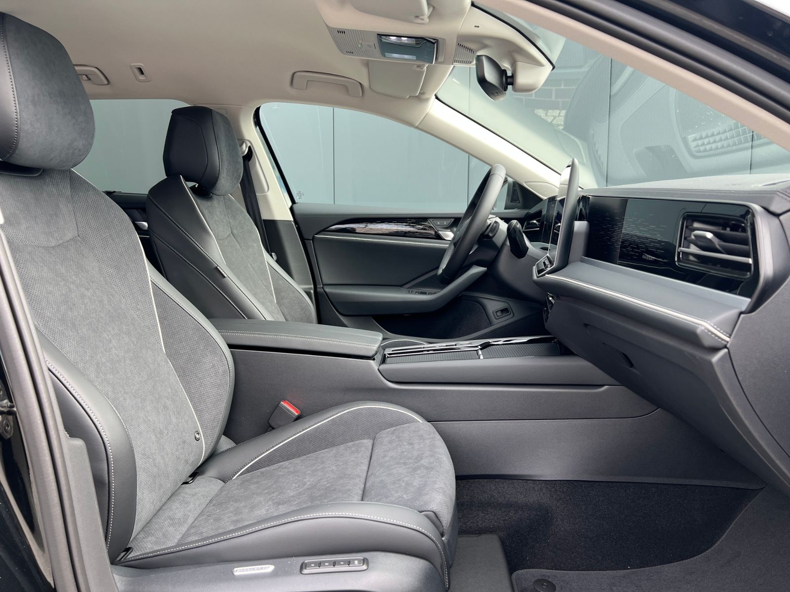 Fahrzeugabbildung Volkswagen Passat Variant Elegance 1.5 eTSI DSG *AHK, ACC,