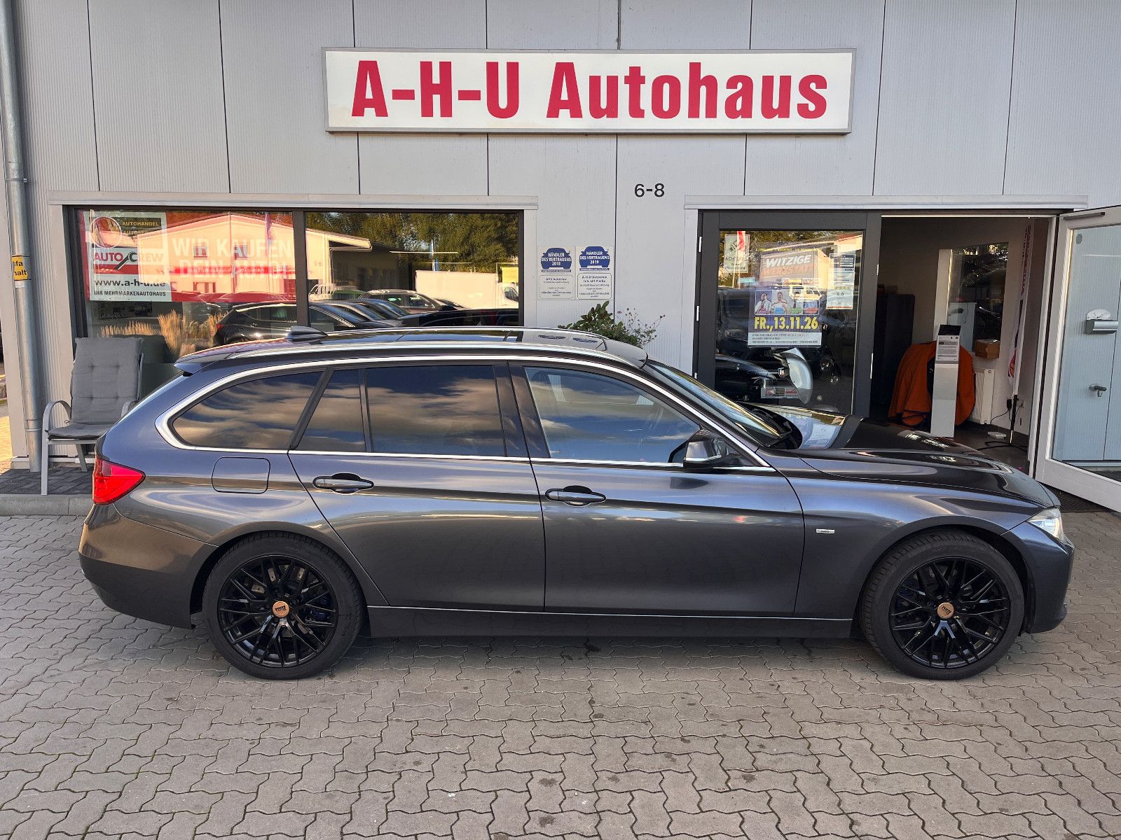 Fahrzeugabbildung BMW 330 Touring 330 d xDrive Automatik/ Panorama