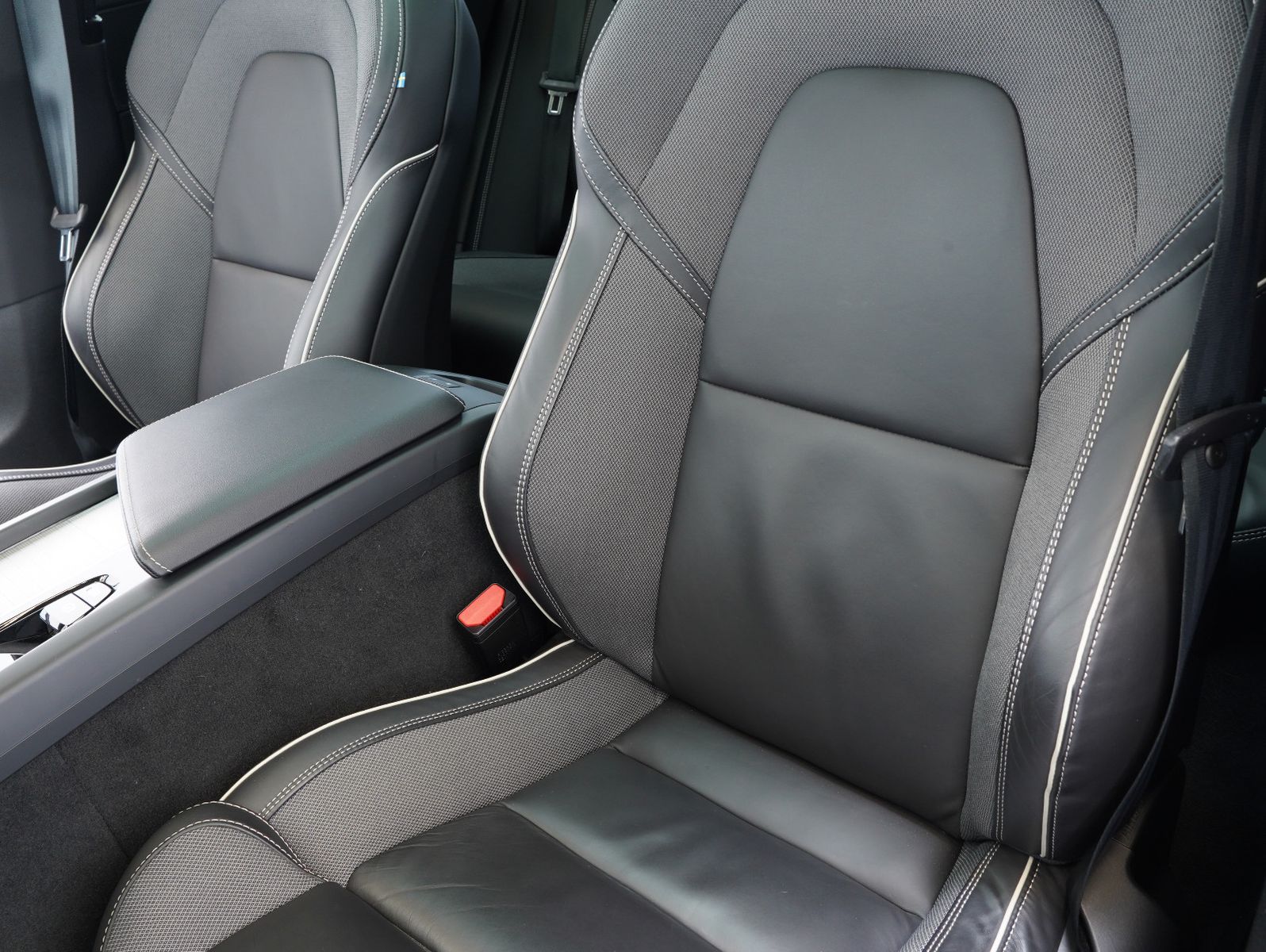 Fahrzeugabbildung Volvo XC60 B4 D AWD Plus Dark PANORAMA/LED/ACC/AHK