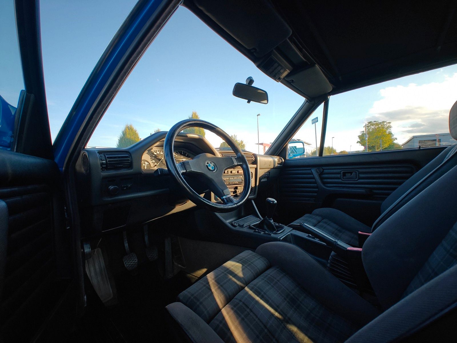 Fahrzeugabbildung BMW 318i Cabrio E30 - Lack NEU, Verdeck NEU