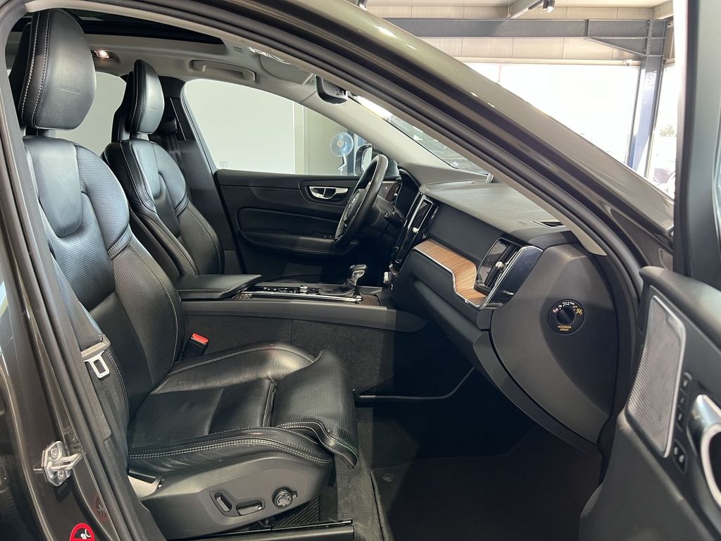 Volvo XC60 D5 Inscription AWD B&W Massage Pano Kamera