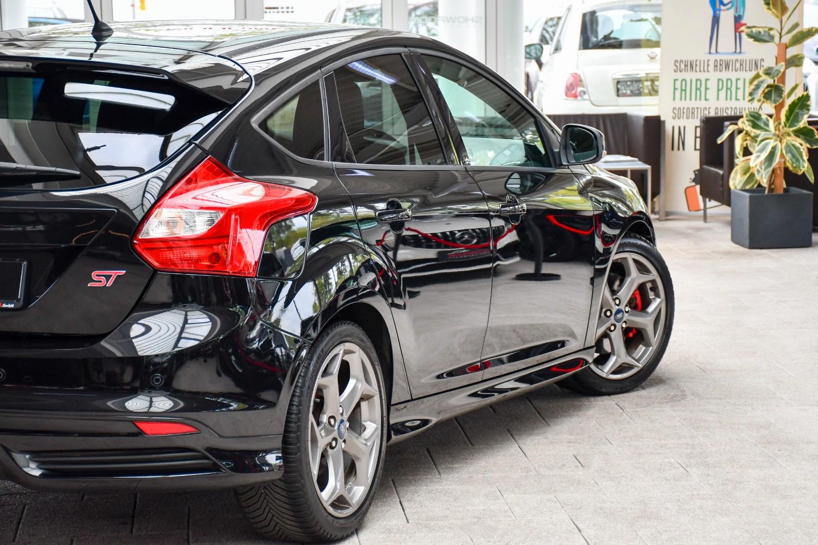 Ford Focus Lim. ST Schalter Recaro Kamera Navi 1.Hand