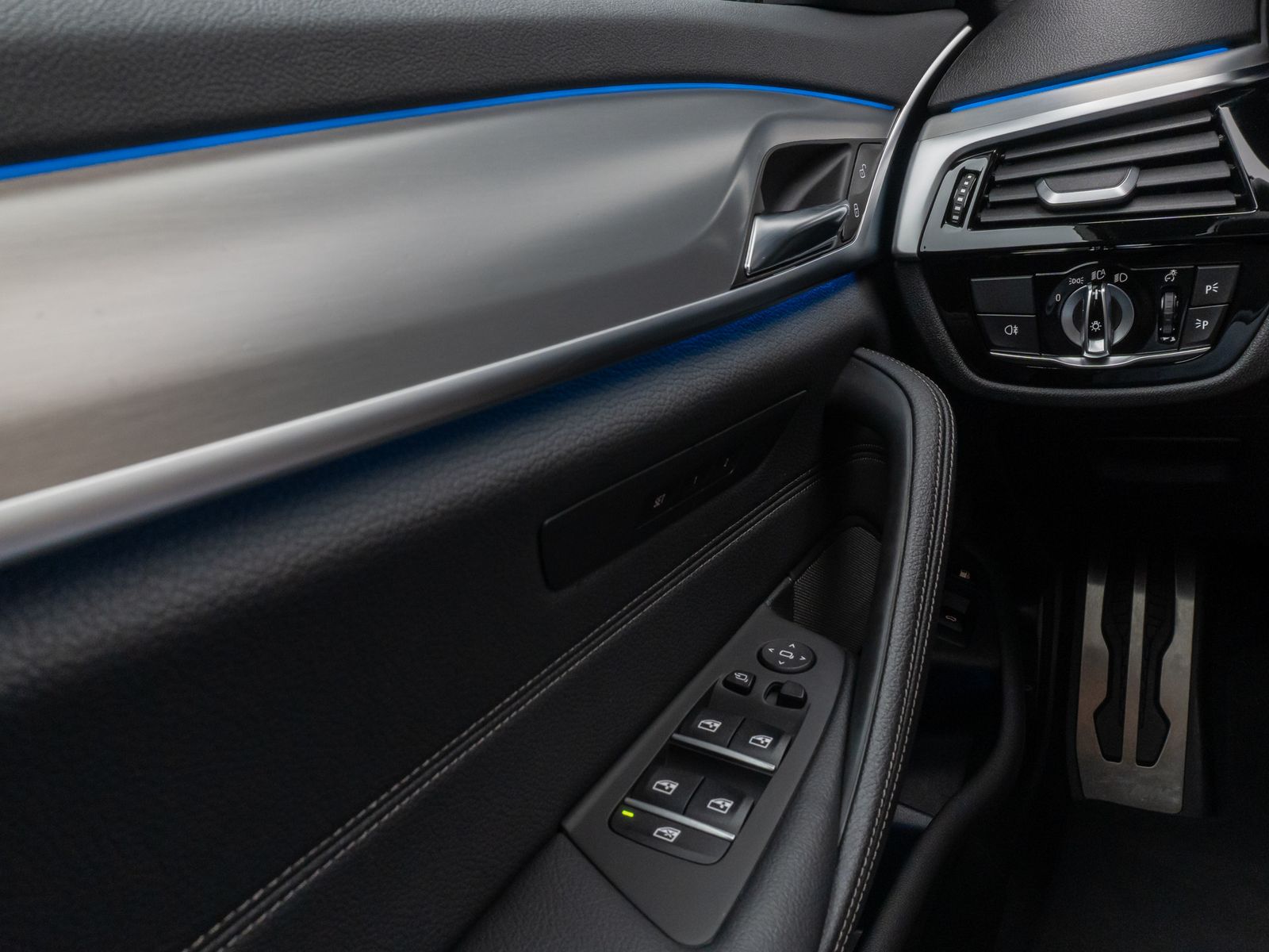 Fahrzeugabbildung BMW 530e M Sport HUD Kamera DAB Memory Laser AHK H/K
