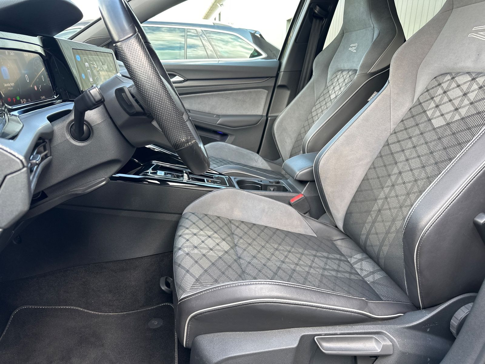 Fahrzeugabbildung Volkswagen Golf Variant R-Line NAV+LED+AHK+KAMERA+ACC+18ZO