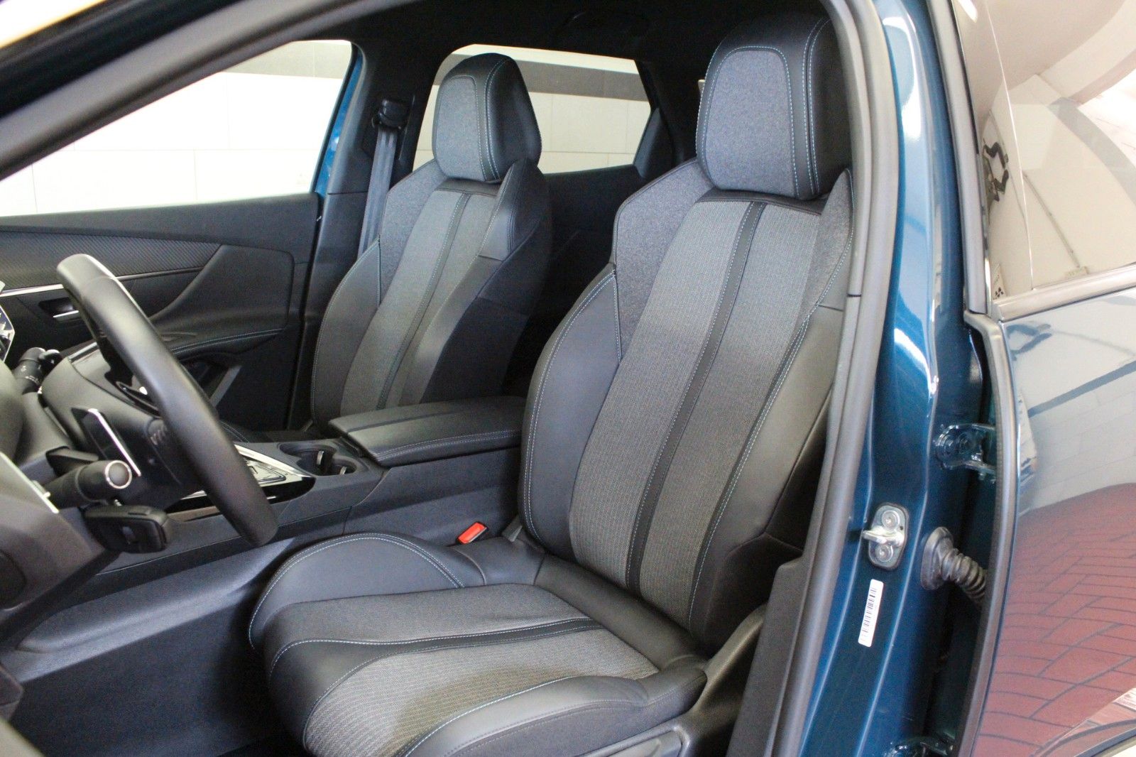 Fahrzeugabbildung Peugeot 3008 Plug-In Hybrid 225 e-EAT8 Allure Pack