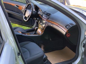 Mercedes E 220 - 12