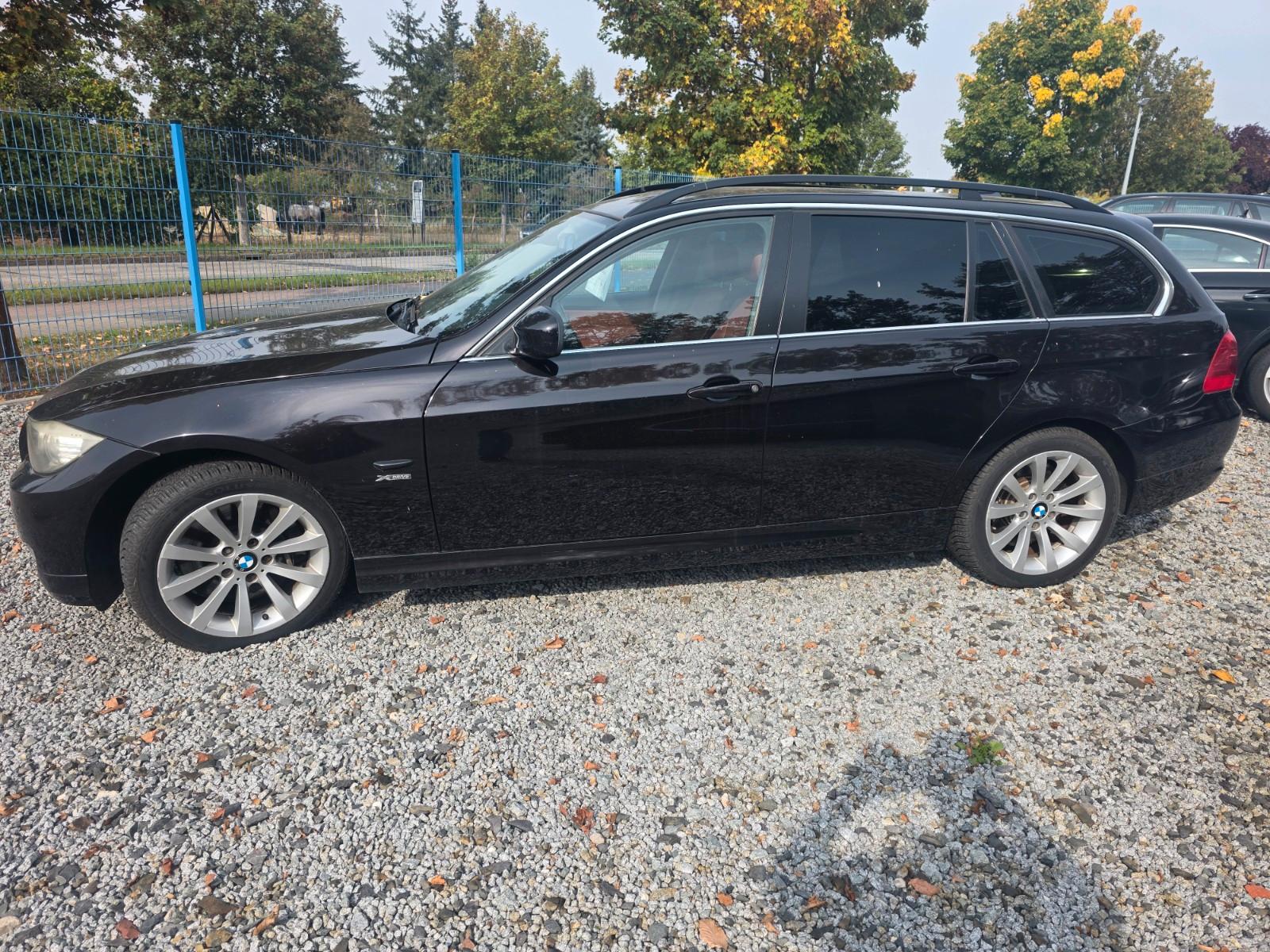 BMW 330 2009 — салон