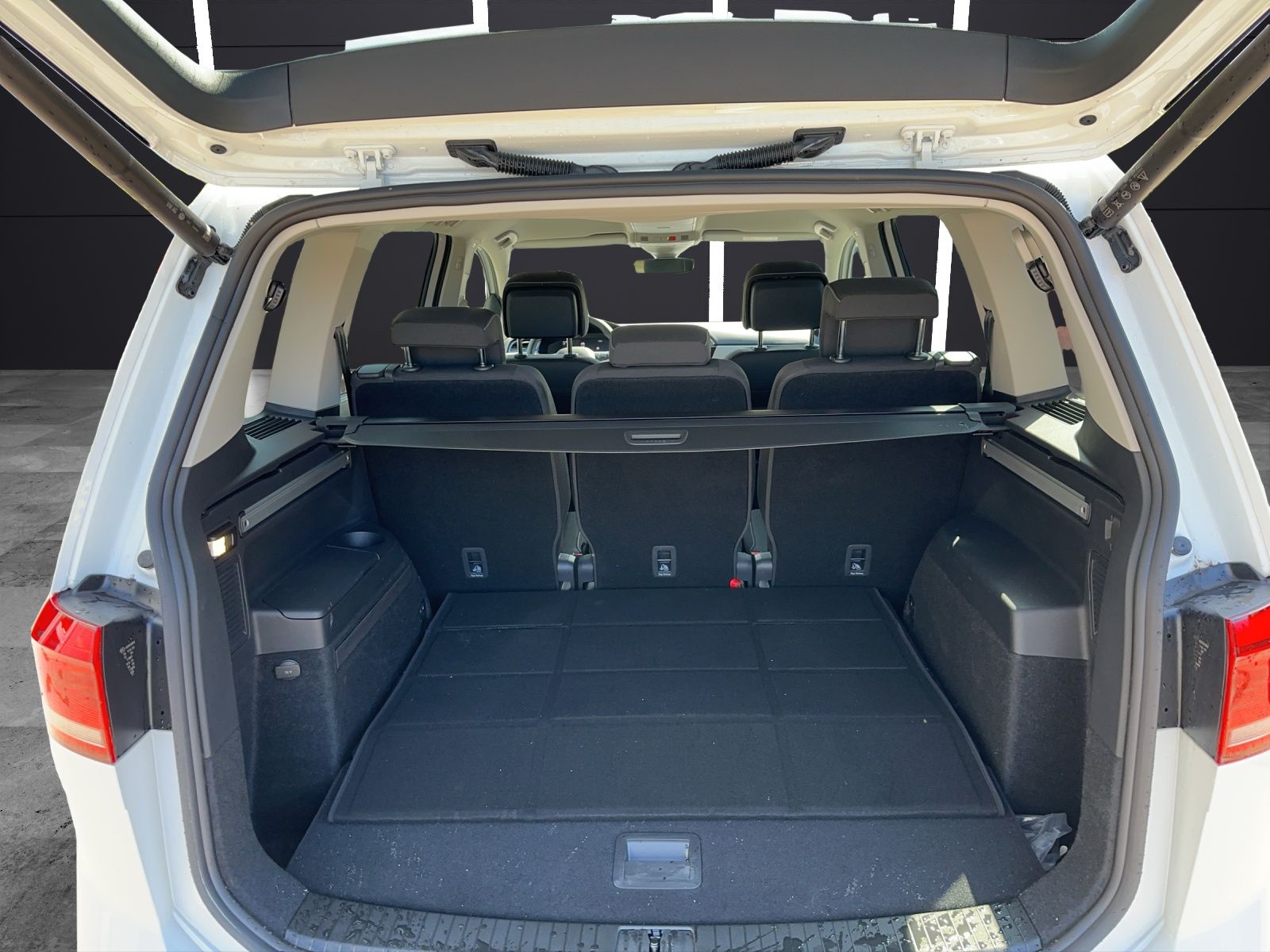 Fahrzeugabbildung Volkswagen Touran 2.0 TDI Move 7-Sitzer DSG Matrix ACC 17"