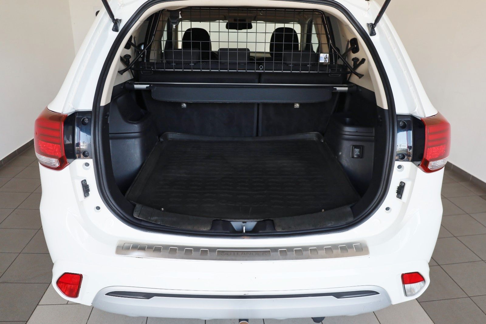Fahrzeugabbildung Mitsubishi Outlander PHEV 4WD SH,PDC,Kamera,AHK,SR+WR