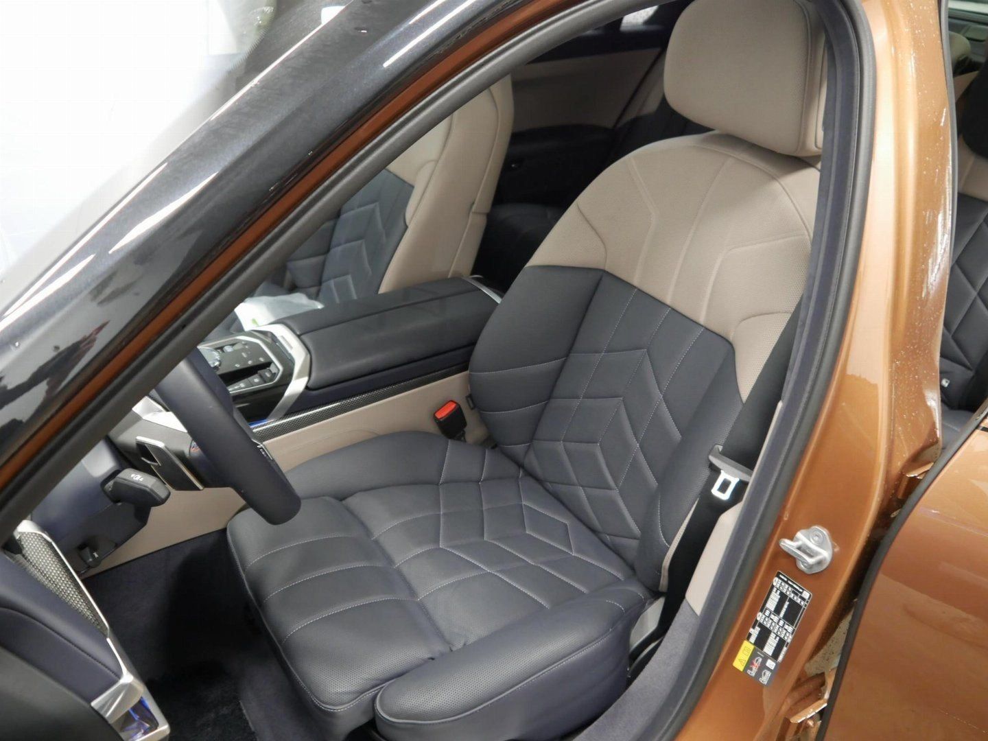 Fahrzeugabbildung BMW i7 M70 xDrive Limousine Sonderlackierung B&W Sur