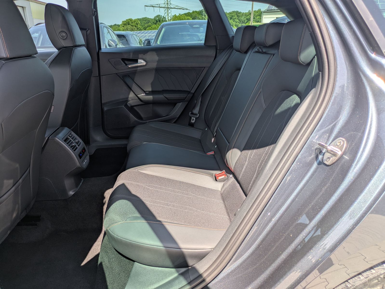 Fahrzeugabbildung CUPRA Leon 1.5 eTSI DSG MATRIX-LED*ACC*APP*KAMERA*18"