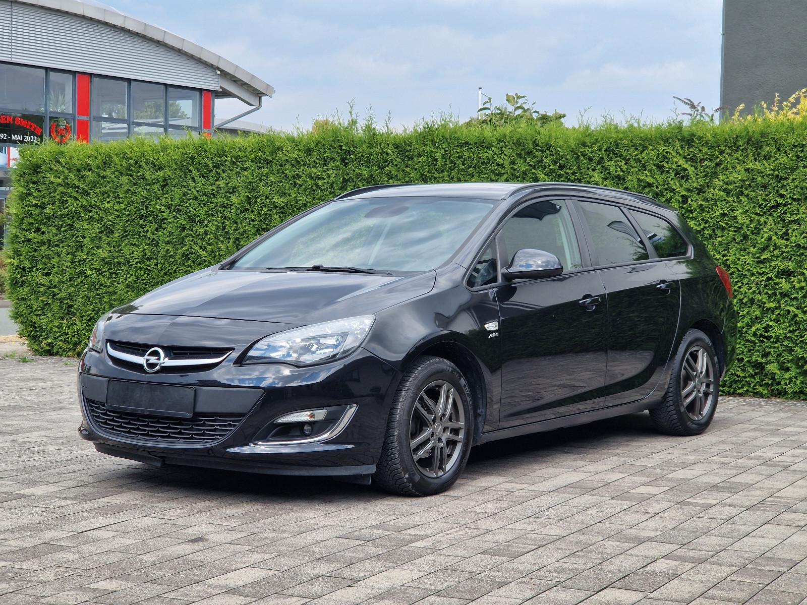 Opel Astra 2013 — салон