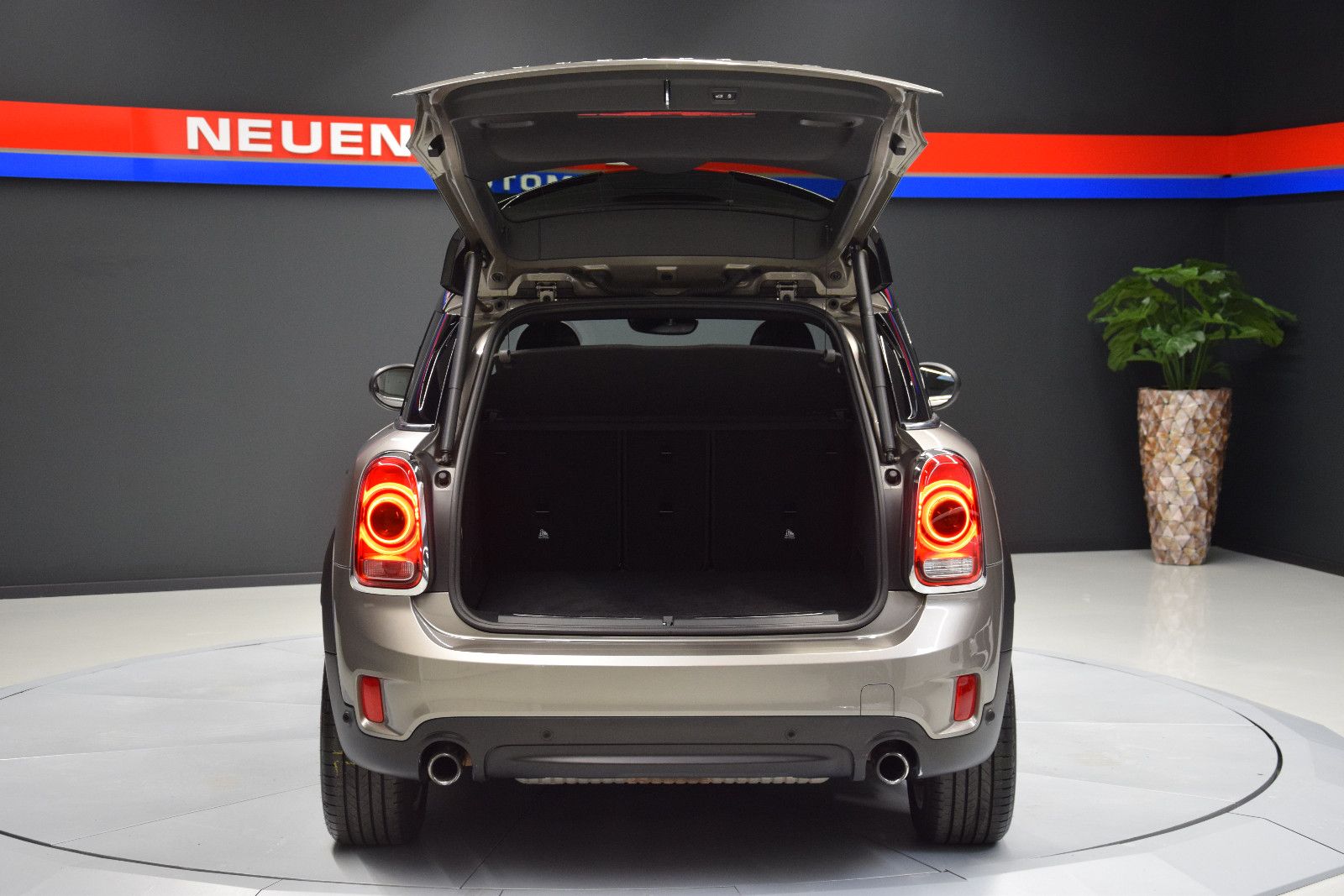 Fahrzeugabbildung MINI Countryman S Pano ACC HuD LED 1.Hand