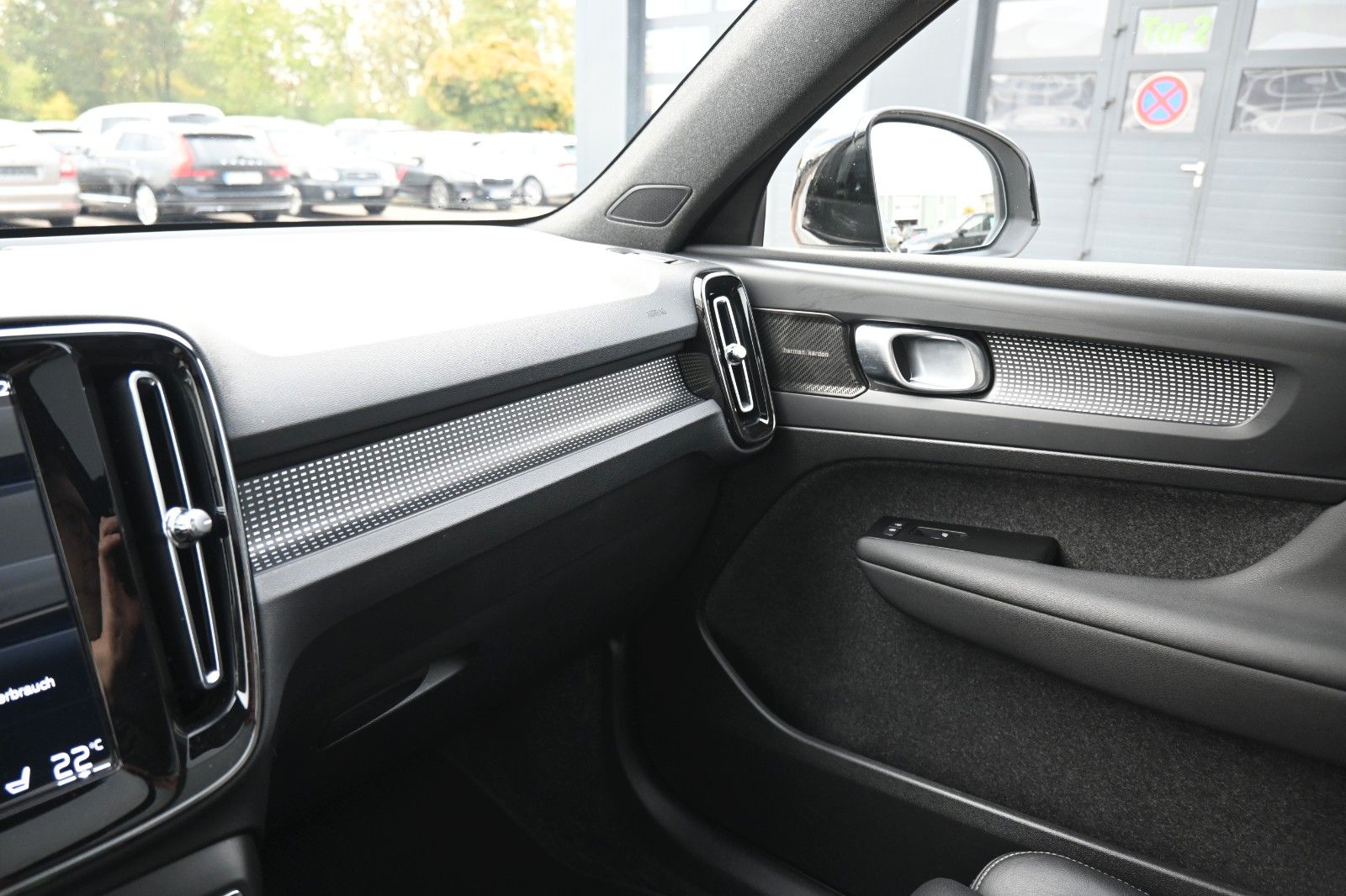 Fahrzeugabbildung Volvo XC40 T3 R Design *PANO*RFK*H&K*Leder*