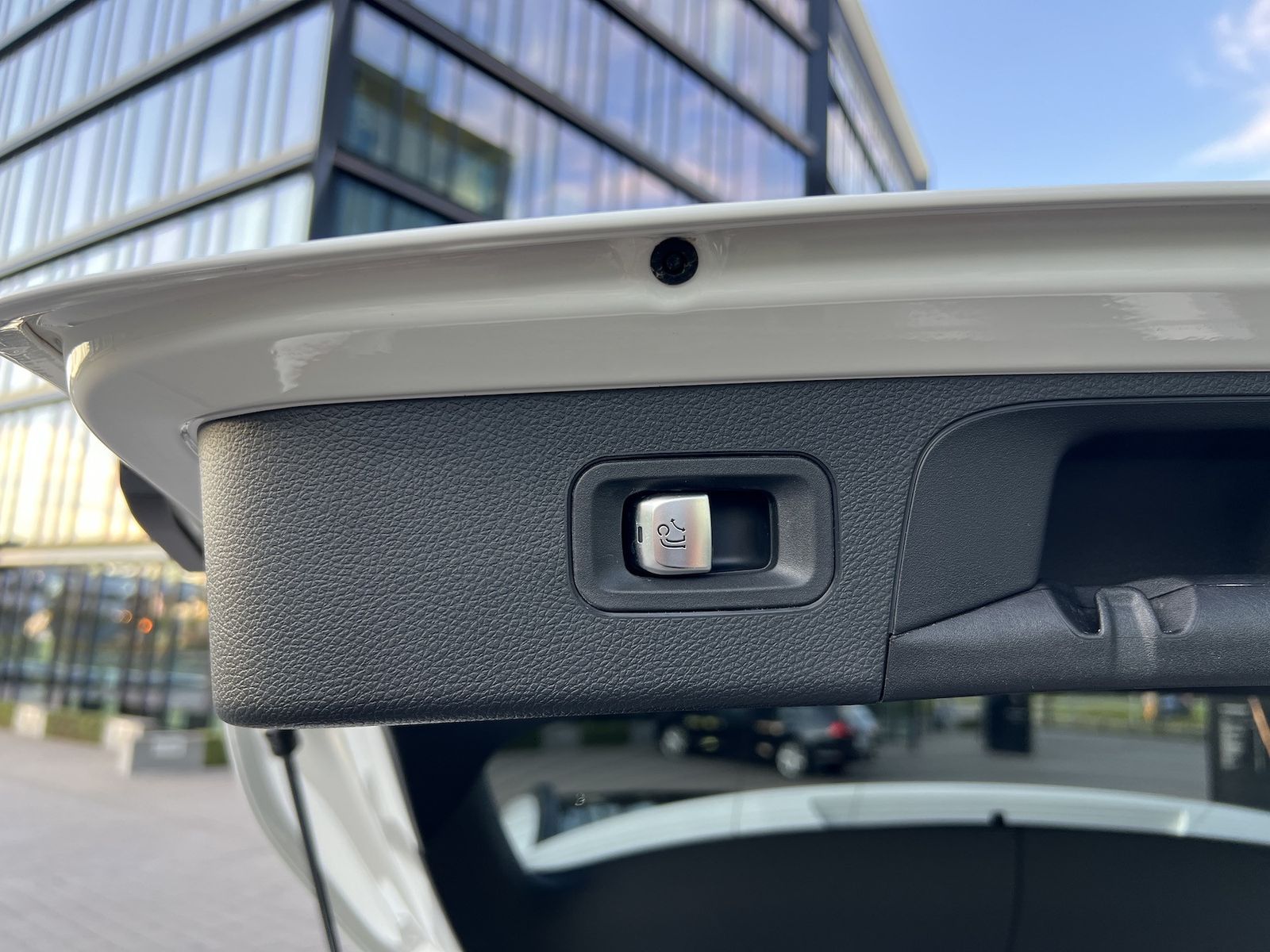 Fahrzeugabbildung Mercedes-Benz GLC 250 4Matic AMG NAVI/LED/AHK/PANO/R-KAMERA