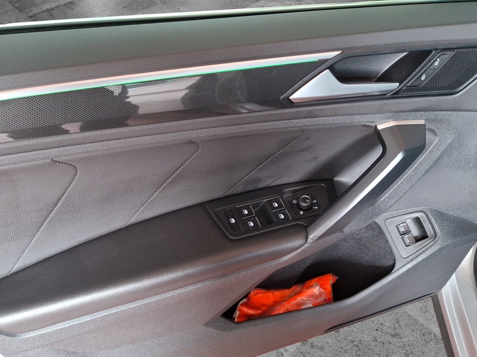 Fahrzeugabbildung Volkswagen Tiguan eHybrid Elegance DSG Matrix AHK Navi AID