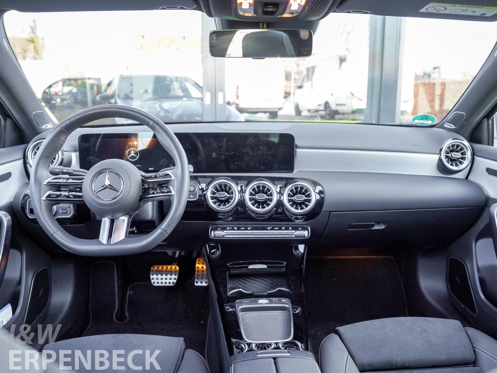 Fahrzeugabbildung Mercedes-Benz A 250 4MATIC AMG Line/Pano/Distro/360