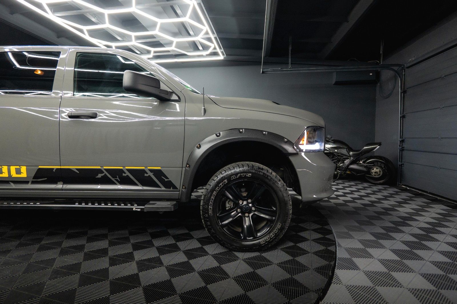 Fahrzeugabbildung Dodge RAM 5.7 V8 HEMI 4x4 OFFROAD Night-Paket *LED*AHK