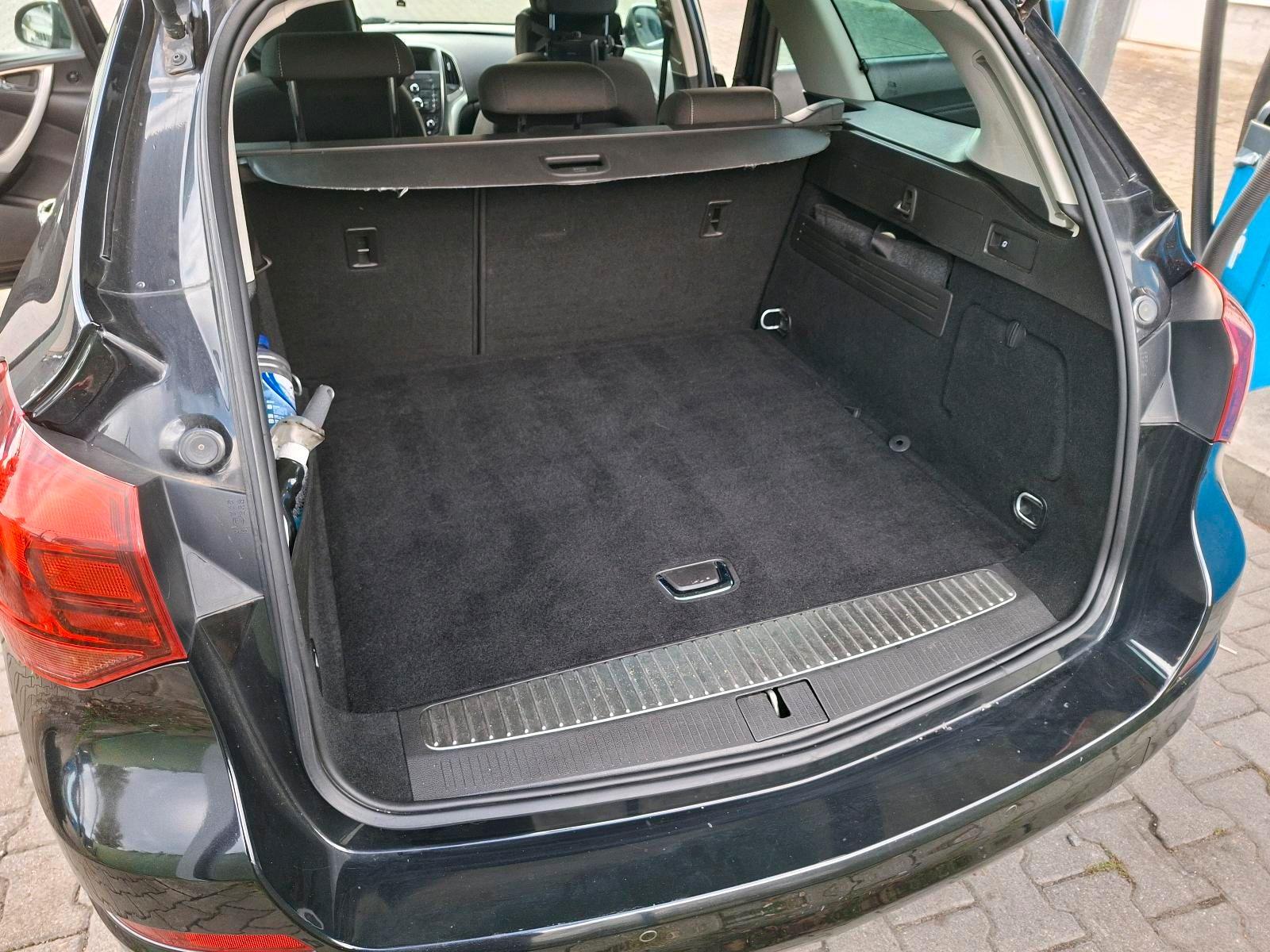 Opel Astra 2011 — photo 14