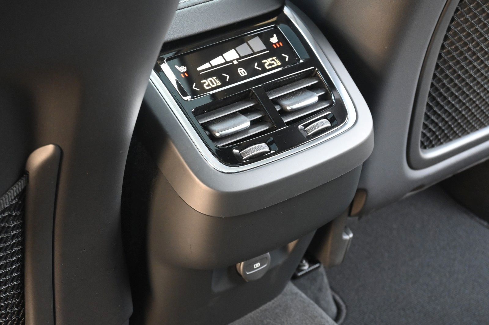 Fahrzeugabbildung Volvo XC60 Ultimate Dark AWD*MASS*LUFT*B&W*NAV*HUD*ACC