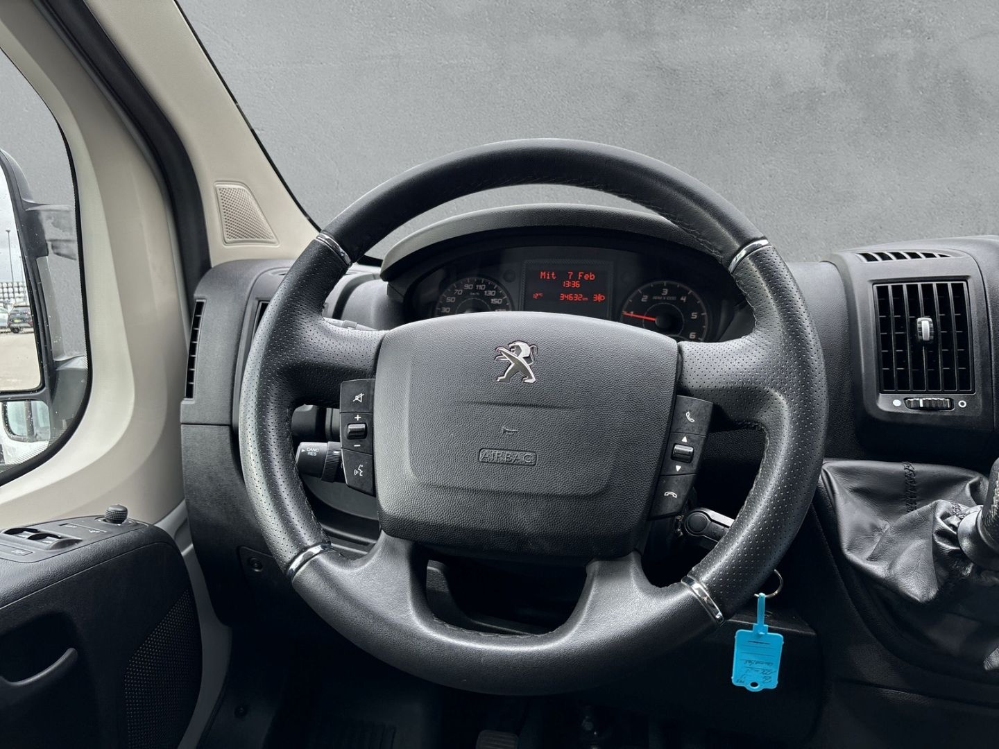 Fahrzeugabbildung Peugeot Boxer Kasten Hochraum 333 L2H2 Premium BlueHDi 1