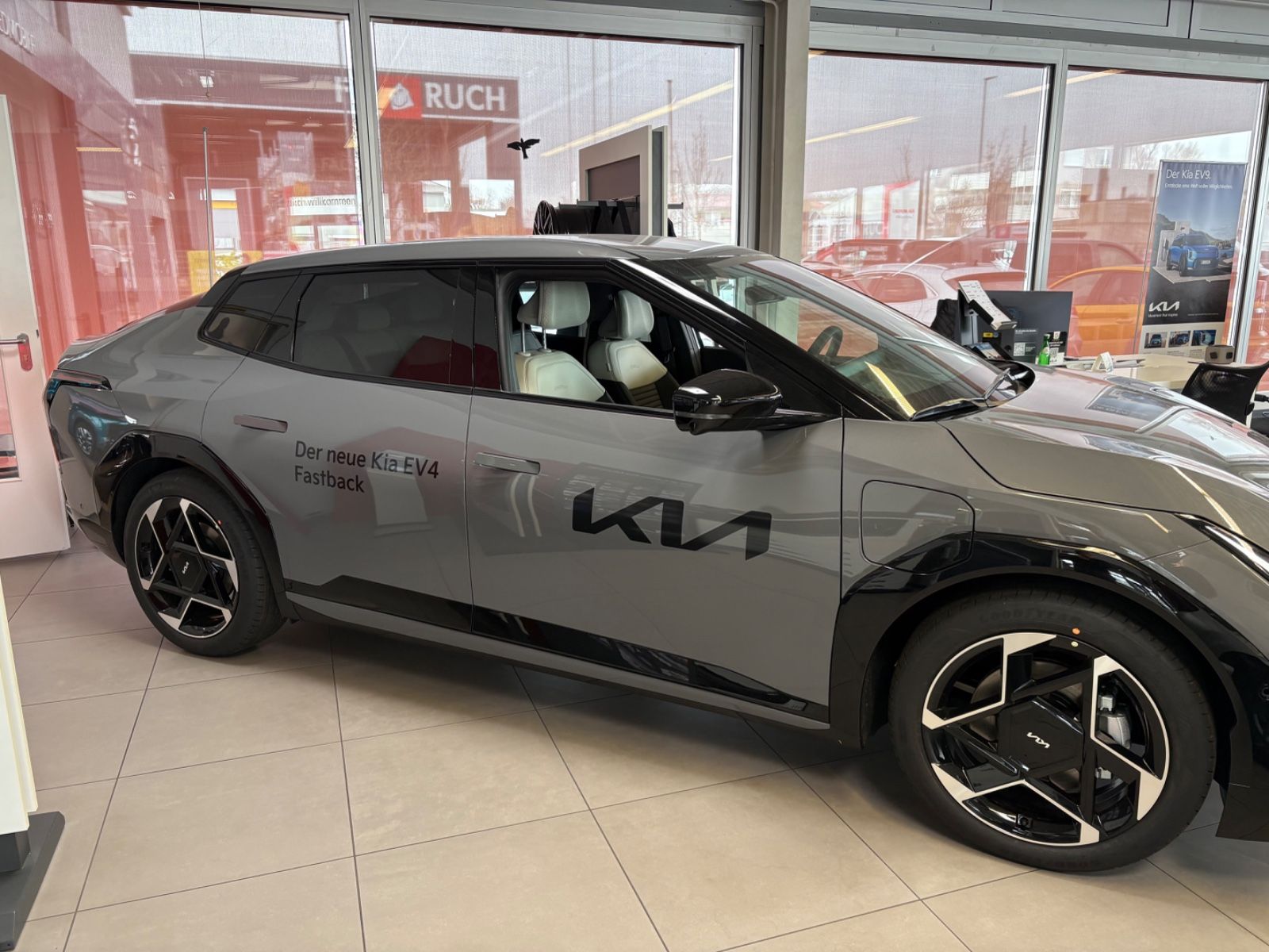 Kia EV4 Fastback 81,4-kWh GT-line DRIV COMF CON imagem 3