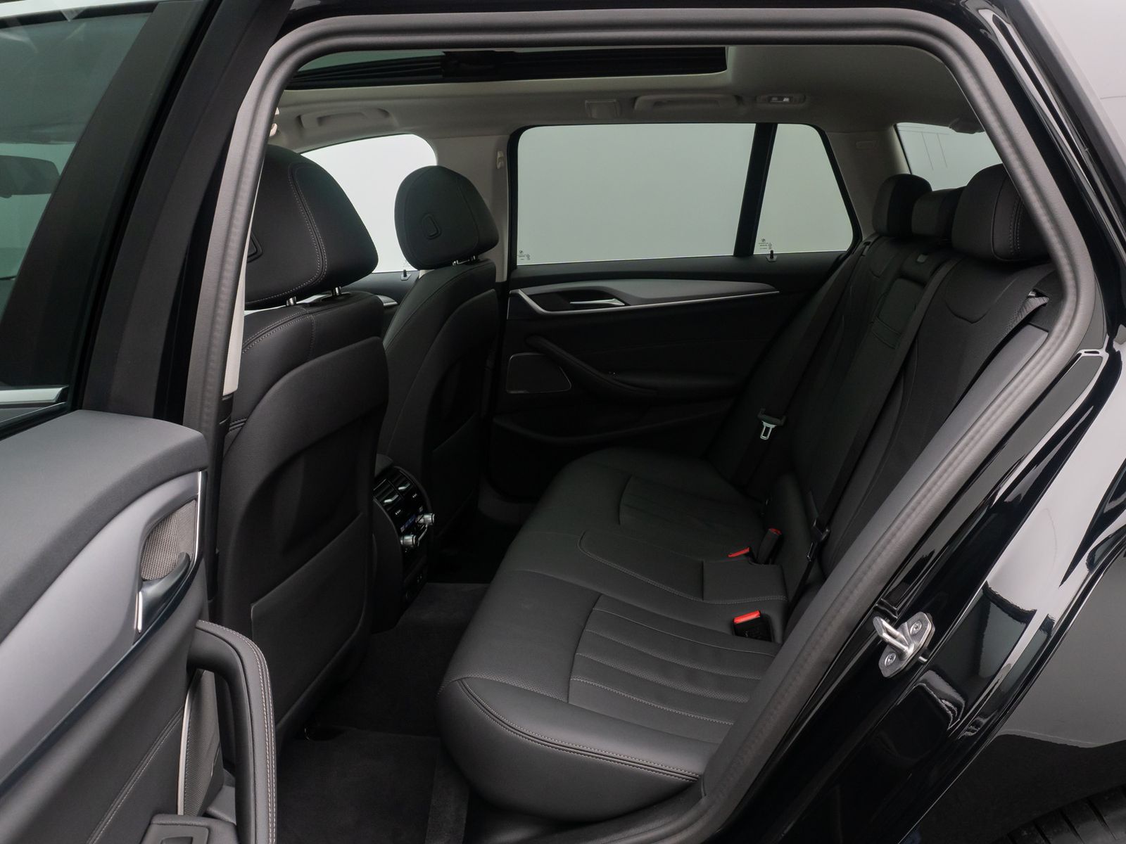 Fahrzeugabbildung BMW 520d ACC Alarm AHK Memory HUD DAB H/K Panorama