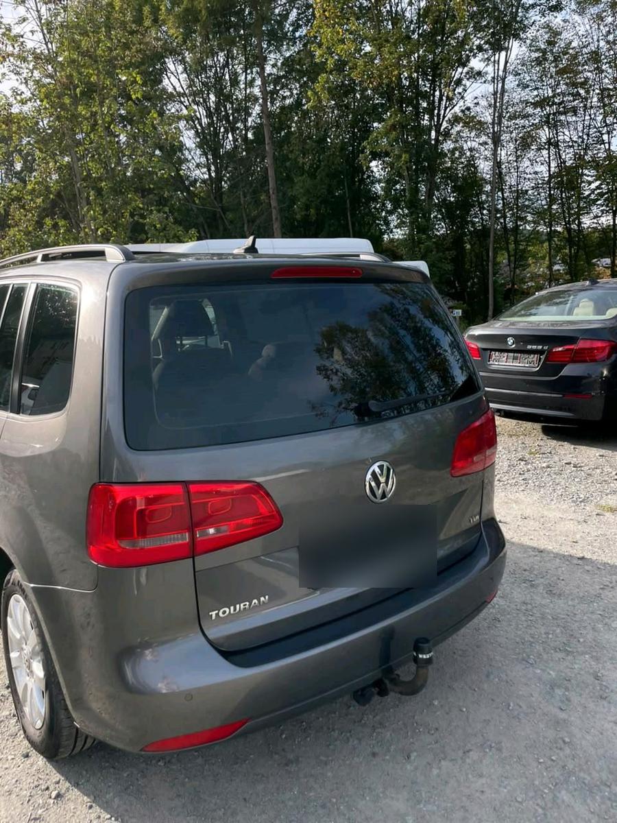 Volkswagen Touran 2011 — салон