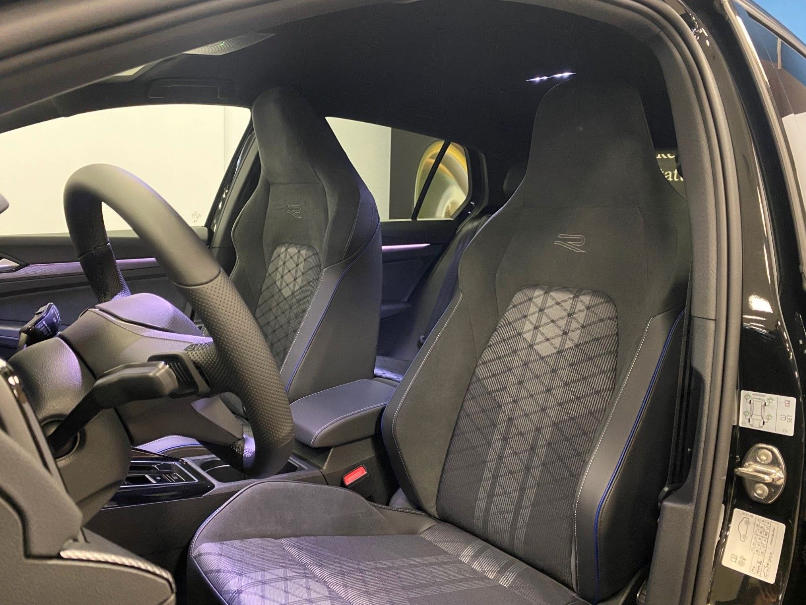 Fahrzeugabbildung Volkswagen Golf 1.5 eTSI DSG R-Line+GARANTIE 2029+ACC+KAMER