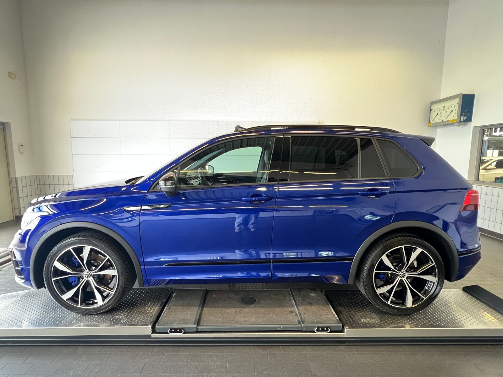 Fahrzeugabbildung Volkswagen Tiguan R 2.0 TSI DSG 4MOTION *Akrapovic,Leder,Pa