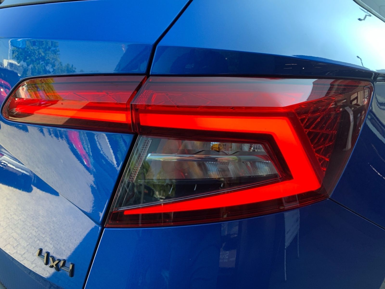 Fahrzeugabbildung SKODA Karoq 2.0 TSI DSG Sportline 4x4 OPF Pan.Dach