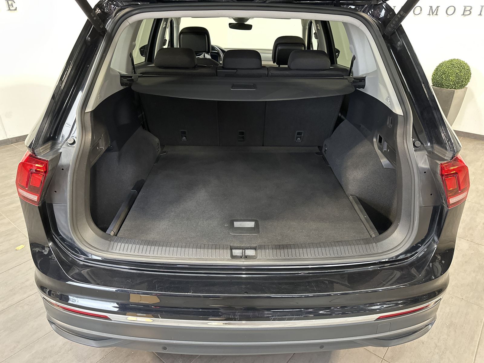 Fahrzeugabbildung Volkswagen Tiguan Allspace Life 4Motion NAV+LED+AHK+KAM+ACC