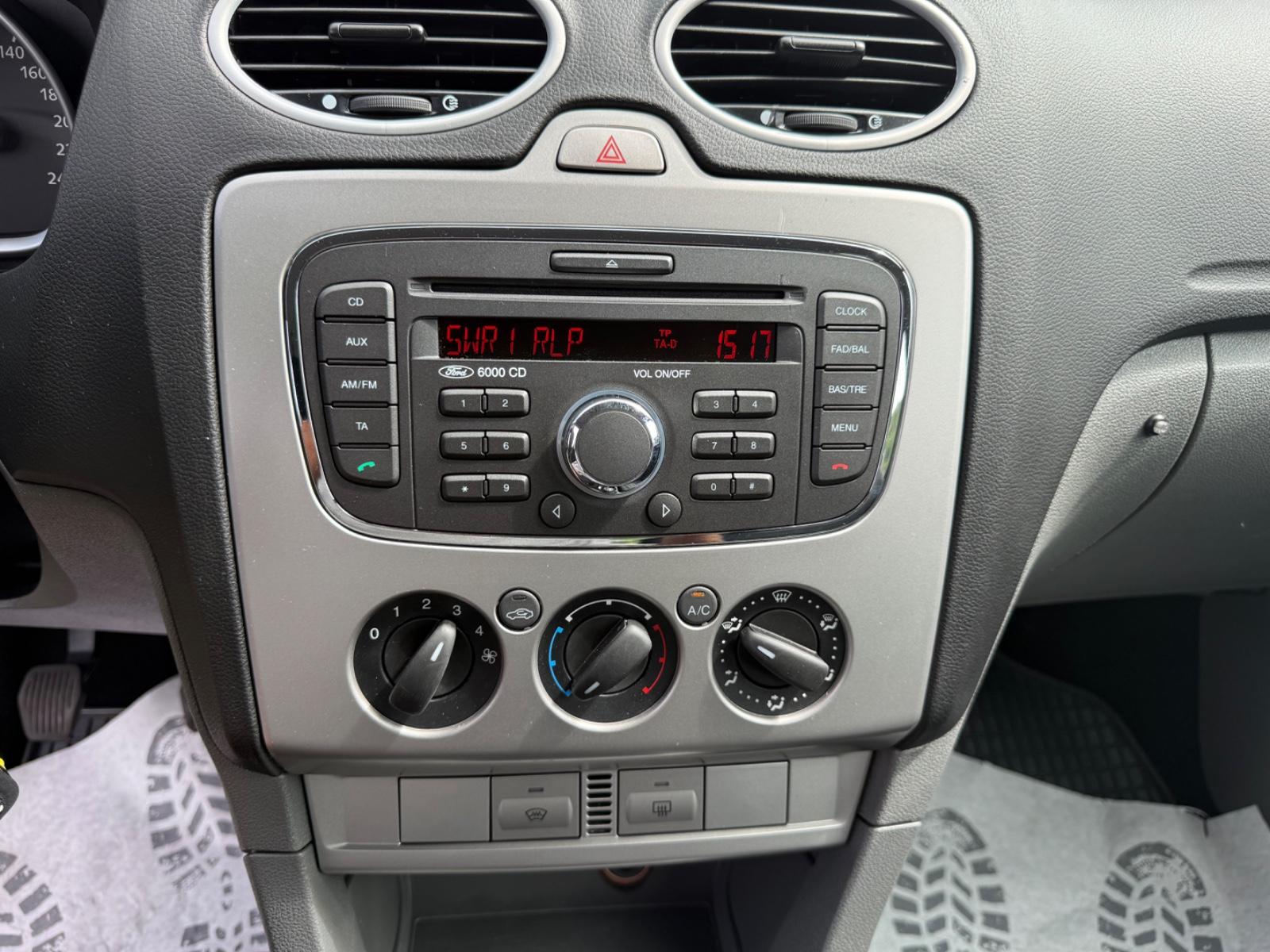 Ford Focus 2010 — photo 14
