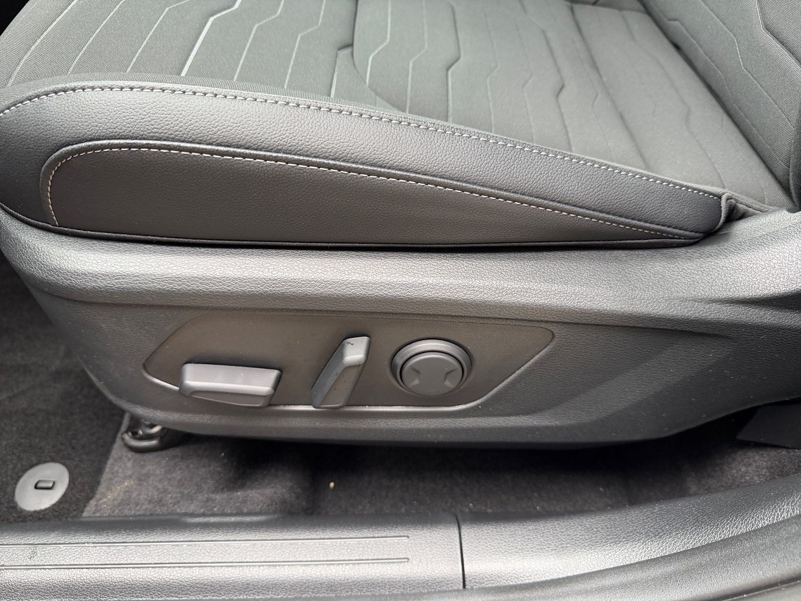 Fahrzeugabbildung Kia SPORTAGE 1.6T 2WD DCT Vision KOM Facelift
