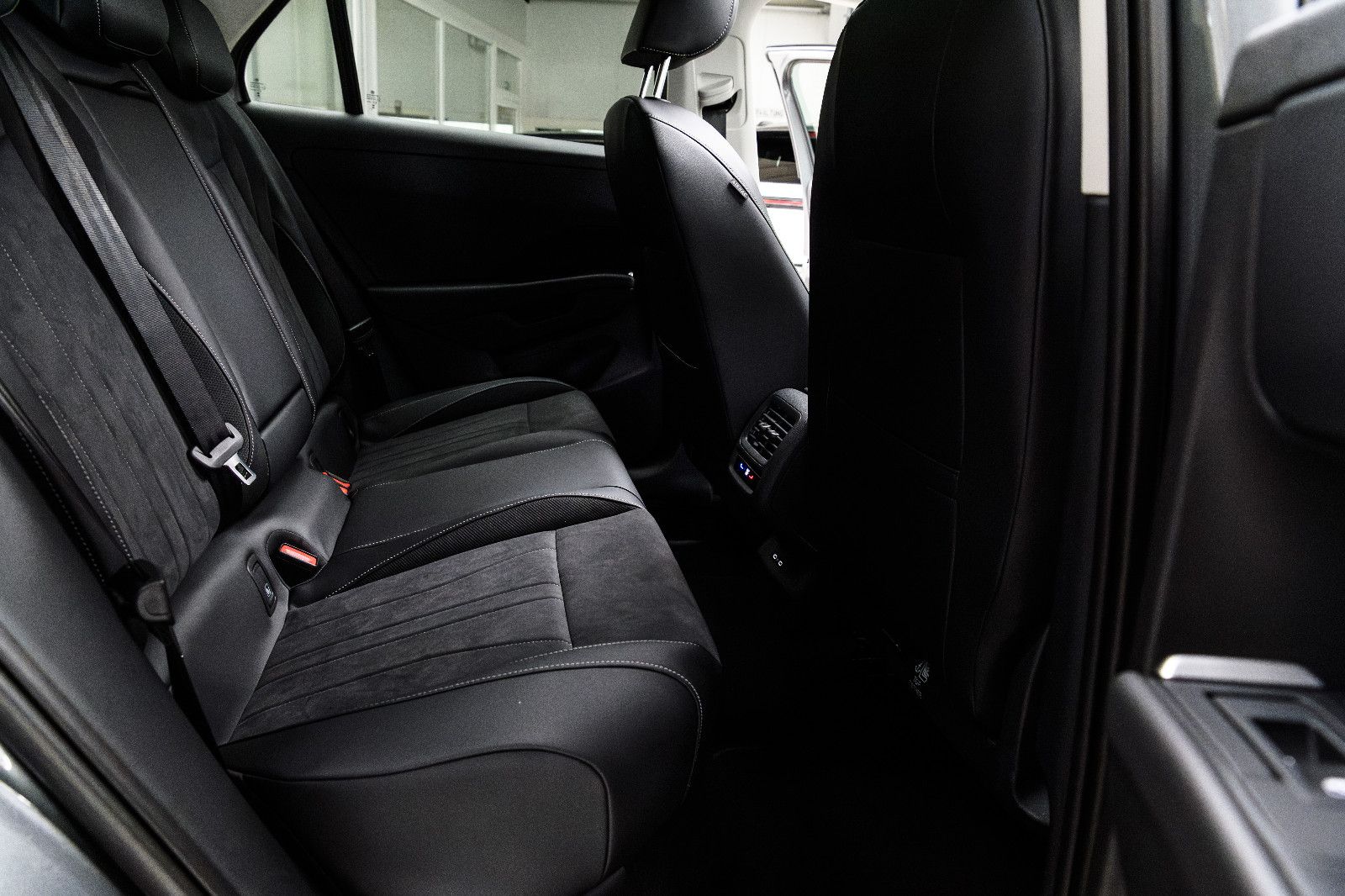 Fahrzeugabbildung Volkswagen T-Roc 1.5 eTSI Style el. Heckklappe+IQLight+Pano