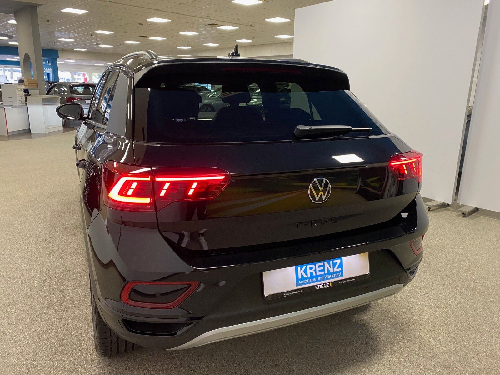 Fahrzeugabbildung Volkswagen T-Roc 1.5 TSI DSG+STYLE+PANORAMA+19"+ACC+MATRIX+