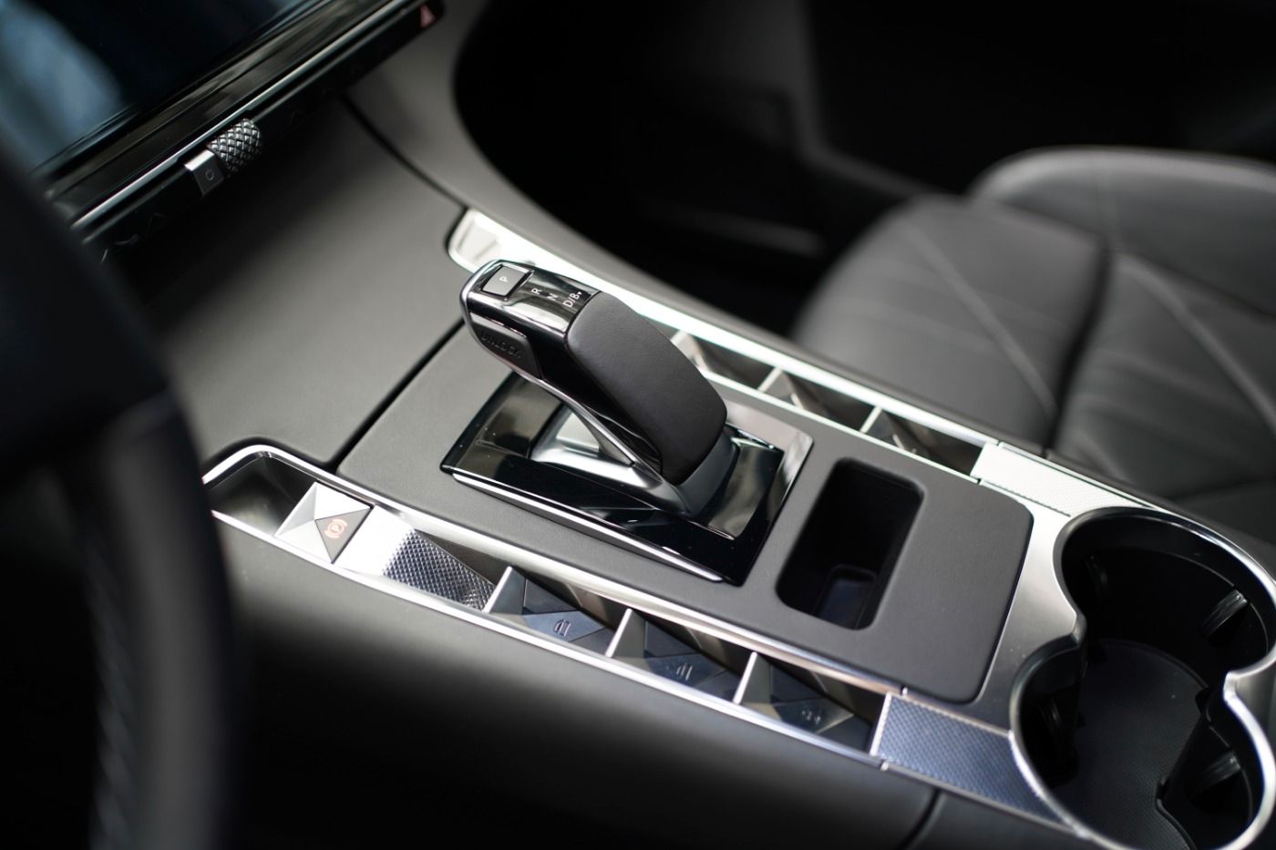 Fahrzeugabbildung DS Automobiles DS7 Crossback E-Tense 4x4 300 Ligne Noire